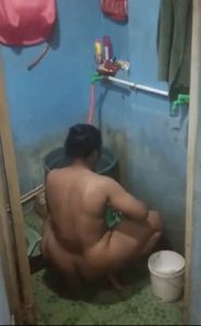 Bokep Indo | Intip Ibu Tiri Mandi